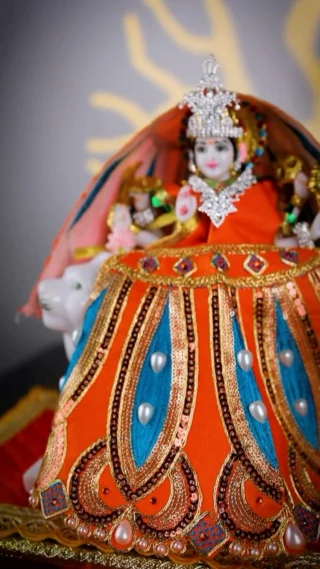 Kalaratri Devi 🔥✨ is the fiercest form of the Divine Mother destroyer of darkness and remover of fear. Her presence reminds us that even in the deepest night, light and truth always prevail.

Orange reflects strength, protection, and divine energy. Worshipping her removes fear and guides us toward inner courage.

🌺 Bring home her fearless grace this Navratri with a Swayambhu murti, sculpted with faith and reverence.

#Navratri2025 #Kalaratri #OrangeEnergy #FearlessShakti #DivineProtection #NavratriColors #PowerOfFaith #DeviBlessings #FestivalOfLight #SwayambhuMurti #bringherhome